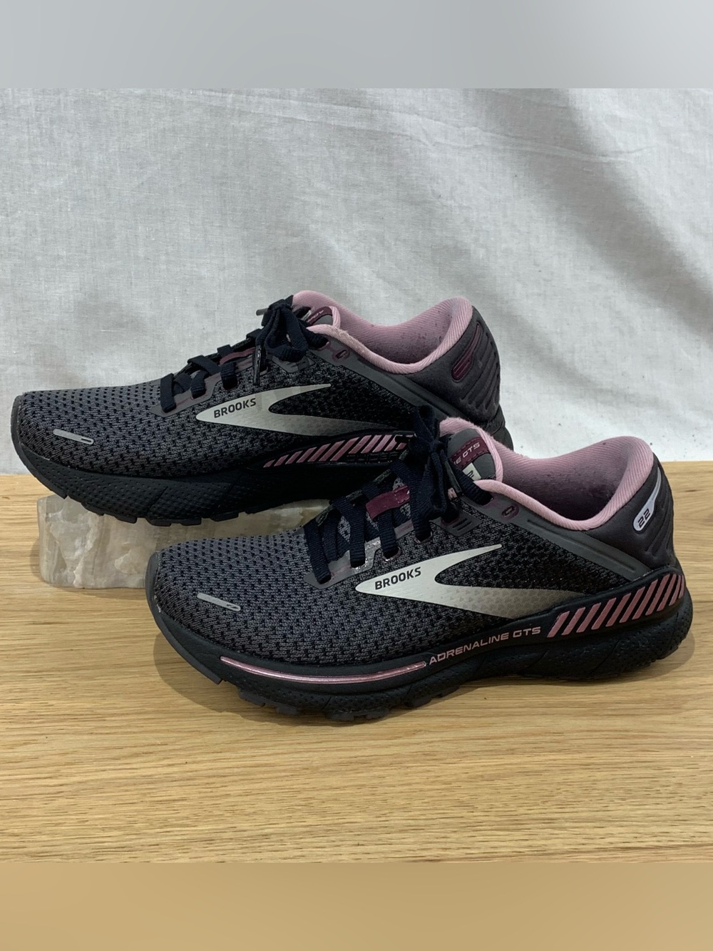 Brooks Adrenaline GTS 22 Women’s Size 6 B Black/Pink Running Shoes